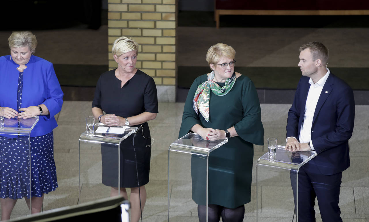 Statsminister Erna Solberg (H, f.v.), finansminister Siv Jensen (Frp), kulturminister Trine Skei Grande (V) og barne- og familieminister Kjell Ingolf Ropstad (KrF) får totalt 58 mandater på et gjennomsnitt av nasjonale meningsmålinger i oktober. Foto: Vidar Ruud / NTB scanpix