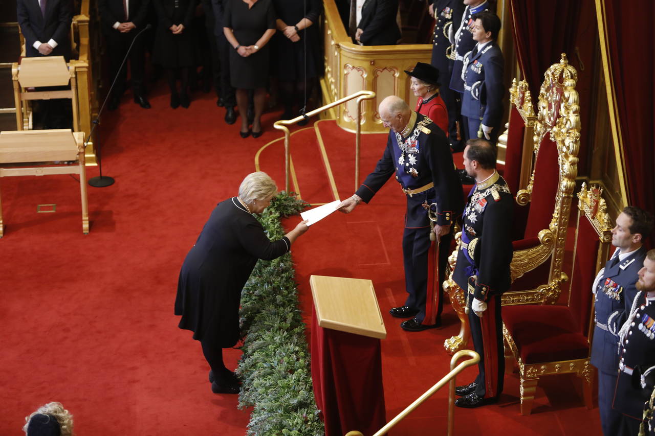 Statsminister Erna Solberg overrekker trontalen til kong Harald under åpningen av det 164. storting. Foto: Ole Berg-Rusten / NTB scanpix
