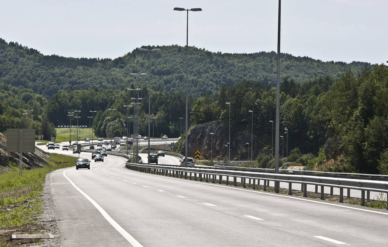 Det er langt dyrere å bygge smale firefelts motorveier enn såkalte to- og trefeltsveier i områder med snittrafikk på opptil 20.000 biler i døgnet, ifølge ny rapport. Foto: Tor Erik Schrøder / SCANPIX