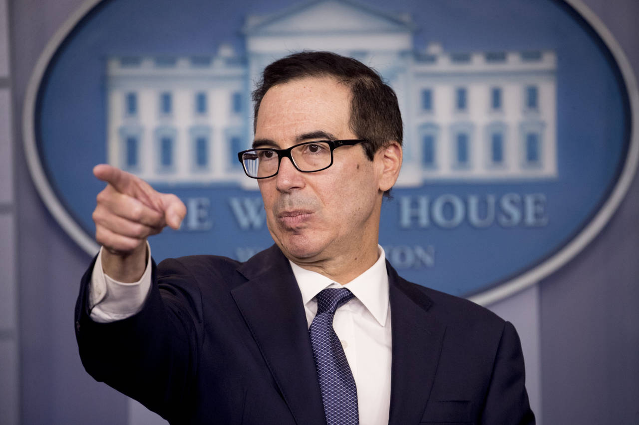 USAs finansminister Steven Mnuchin på fredagens pressekonferanse i Det hvite hus. Der kunne han fortelle at handelssamtalene med Kina for tiden går bra. Foto: AP / NTB scanpix