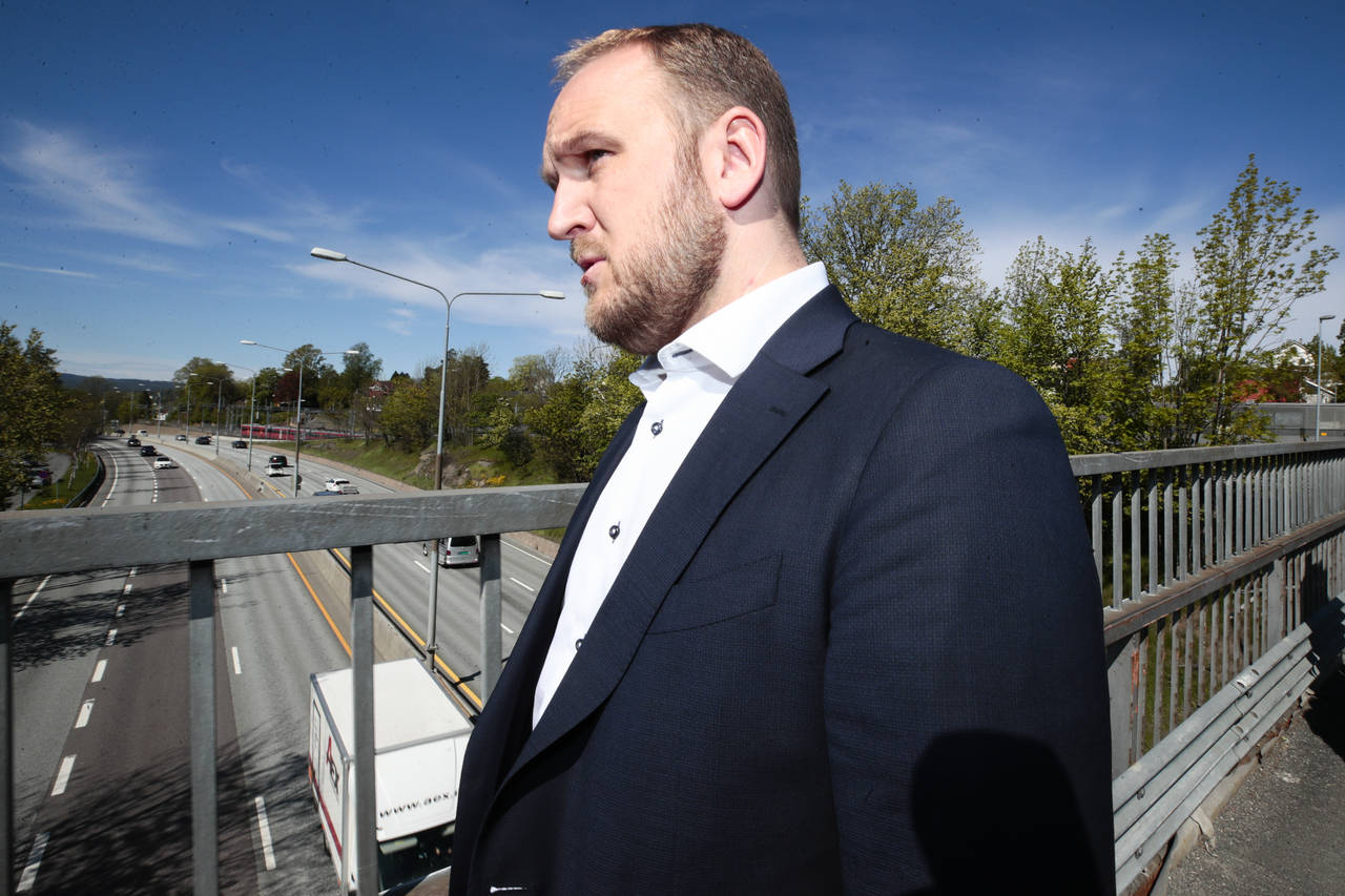 Samferdselsminister Jon Georg Dale (Frp) ber fylkeskommunene om å gjennomgå bompengeselskaper. Foto: Lise Åserud / NTB scanpix