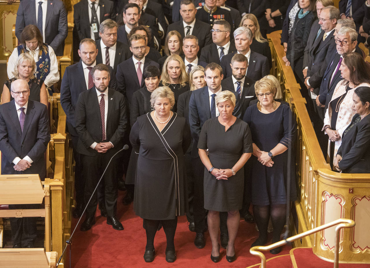 Regjeringen med statsminister Erna Solberg, Siv Jensen og Trine Skei Grande i spissen under åpningen av det 164. Storting. En måling Nationen og Klassekampen har fått utført viser at de får til sammen 60 mandater på Stortinget. I dag har de 88 mandater. Foto: Ole Berg-Rusten / NTB scanpix