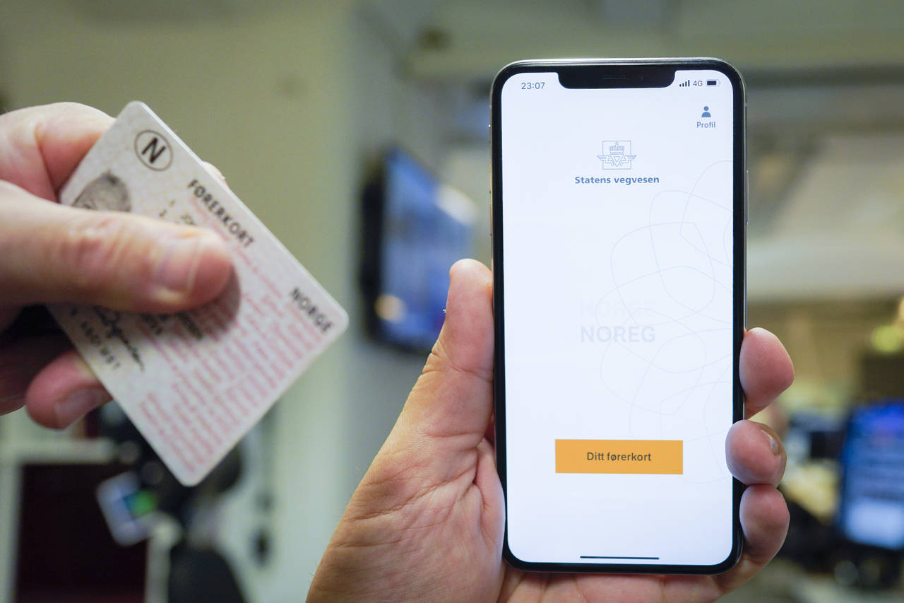 Nå får du førerkortet ditt som egen app fra Statens vegvesen enten du har iPhone eller Android-telefon. Appen kan kun brukes som gyldig legitimasjon ved eventuelt trafikkontroll. Foto: Fredrik Hagen / NTB scanpix