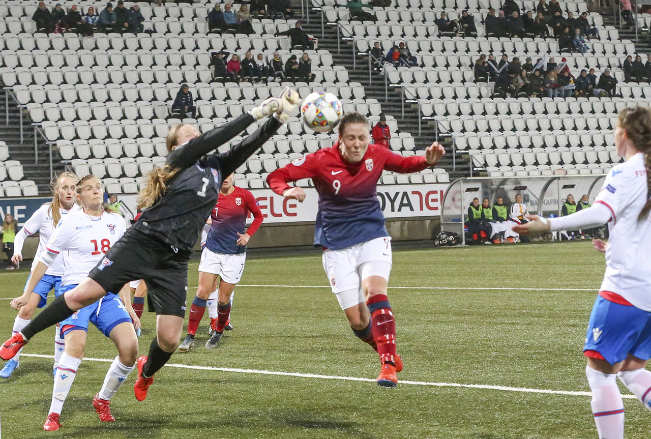 Isabell Herlovsen i duell med Færøyenes keeper i tirsdagens EM-kvalifiseringskamp. Med tre mål nådde hun opp i 67 landslagsscoringer og slettet Marianne Pettersens rekord. Foto: Jens Kristian Vang / NTB scanpix