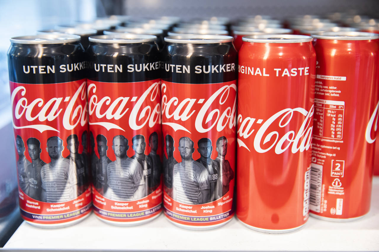 Coca-Cola uten sukker side om side med såkalt rød-cola (med sukker). Et av forslagene som ligger på bordet er å innføre en differensiert avgift for brus, hvor man skiller mellom sukkerfri og sukkerholdig. Foto: Berit Roald / NTB scanpix.