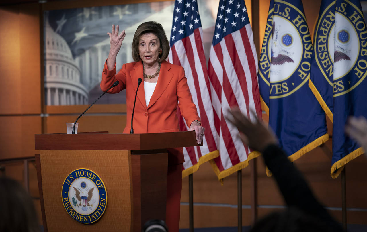 Nancy Pelosi, lederen av Representantens hus, snakket til journalister i forkant av torsdagens avstemning. Med stort flertall vedtok Huset å formalisere riksrettsprosessen mot president Donald Trump. Foto: AP / NTB scanpix