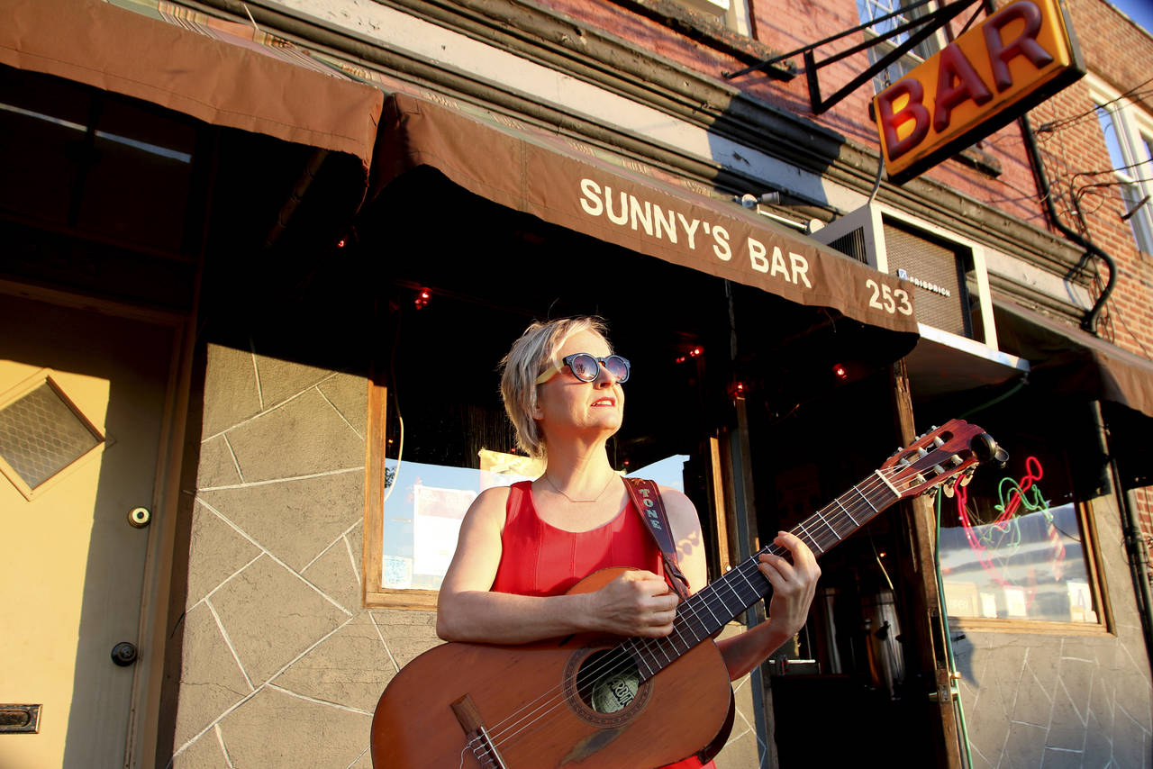 FRØYA-NEWYORKER: Tone Johansen driver Sunny’s Bar i Red Hook. Hun mener den fungerer som vannhull i dobbelt forstand. FOTO: Emil L. Mohr / NTB scanpix