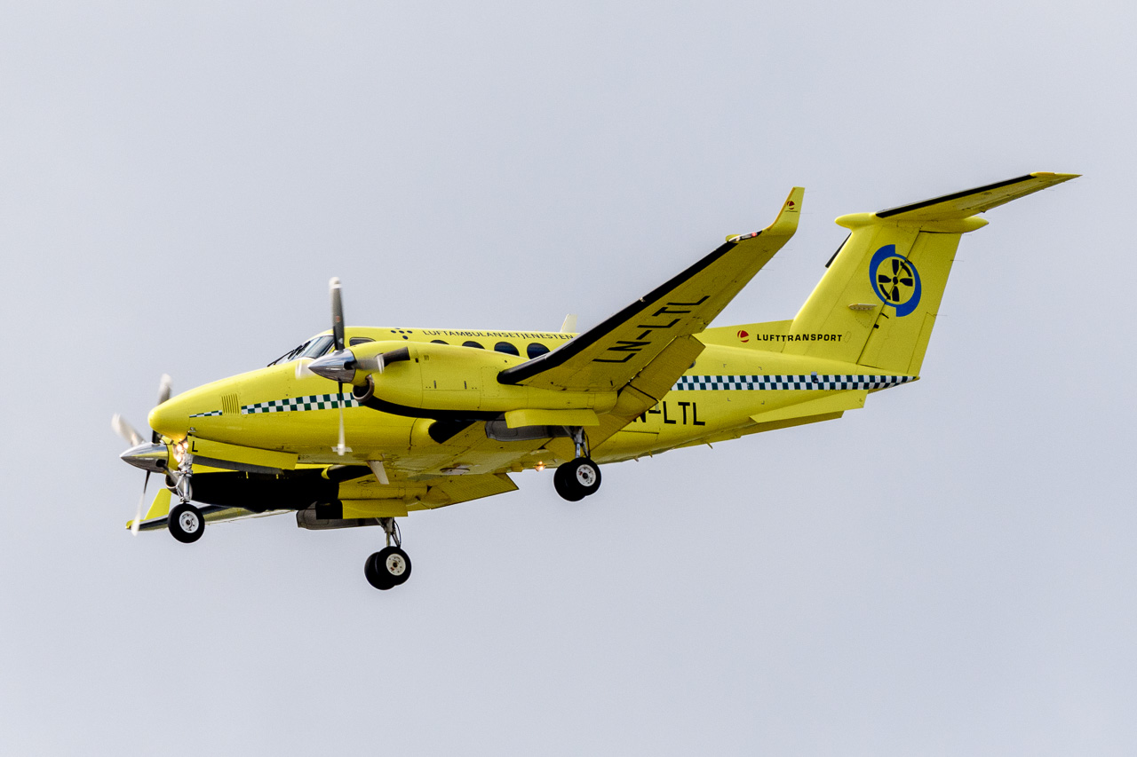 Fly fra Luftambulansetjenesten inn for landing på Kristiansund lufthavn, Kvernberget. Flyene opereres av Babcock Scandinavian AirAmbulance AS. Foto: Kurt Helge Røsand / KSU.NO