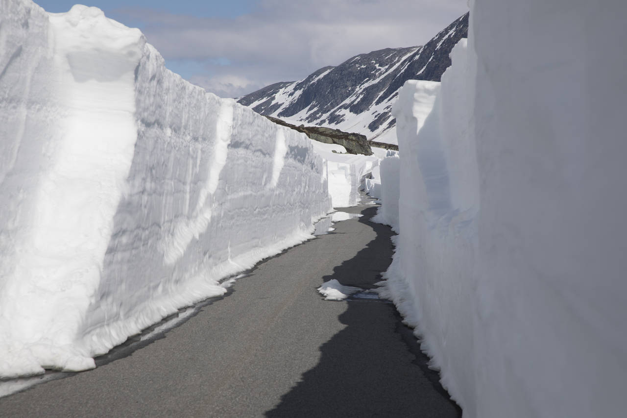 Fra 1. januar skal fylkeskommunen som besørge fylkesveiene, nesten 45.000 kilometer med vei, mens riksveinettet på nesten 11.000 kilometer, er statens ansvar. Illustrasjonsfoto: Jon Eeg / NTB scanpix