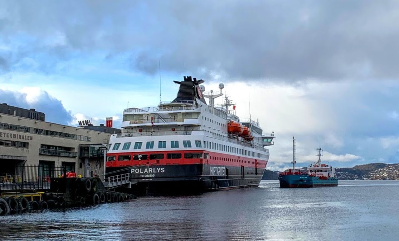 TESTER: Hurtigruten fyller biodiesel ved kai i Bergen. Foto: Hanne Taalesen/Hurtigruten