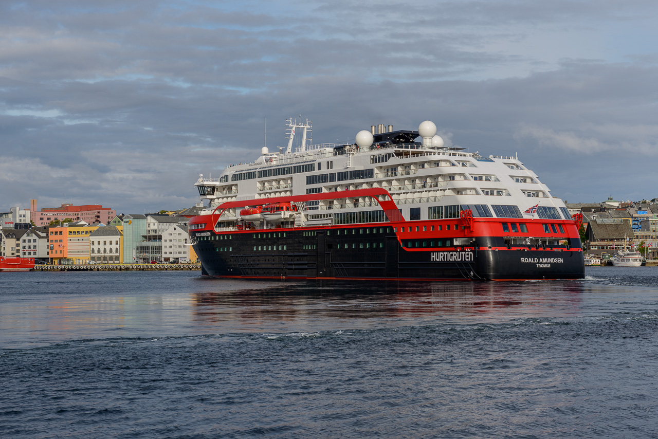 Hurtigrutens splitter nye ekspedisjonsskip MS «Roald Amundsen» på havna i Kristiansund. Skipet har 15 norske offiserer og et mannskap på 70–80 personer fra Filippinene. Foto: Kurt Helge Røsand / KSU.NO