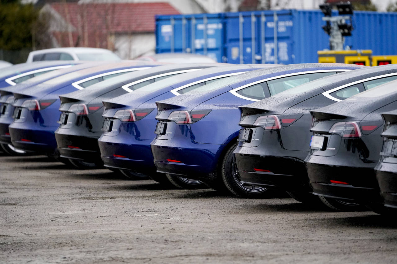 Diverse Tesla-modeller ved utleveringssenteret på Lillestrøm. Merket trekker opp salget av elbiler. Foto: Fredrik Hagen / NTB scanpix