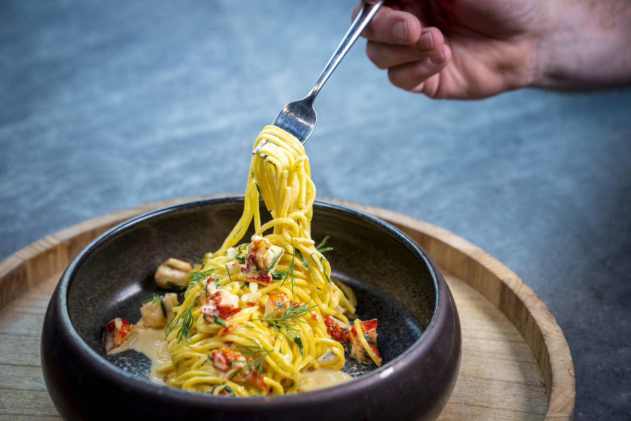 FESTFIN PASTA: Med hummersaus blir den hverdagslige pastaen betydelig oppgradert. FOTO: Heiko Junge / NTB scanpix