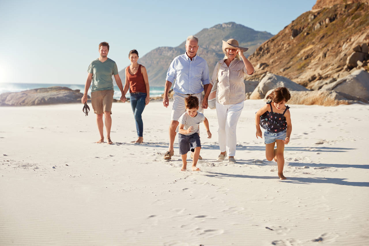 FAMILIEIDYLL: Det er gjerne besteforeldregenerasjonen som inviterer barn og barnebarn med på ferie – ofte i forbindelse med en feiring. Foto: Shutterstock