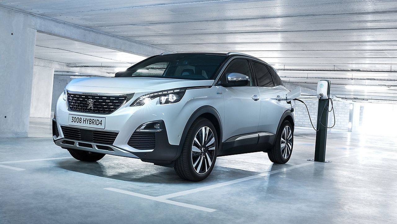 LADBAR: Peugeot ruller straks ut en SUV med firehjulstrekk og ladehybriddrivlinje. FOTO: Produsenten