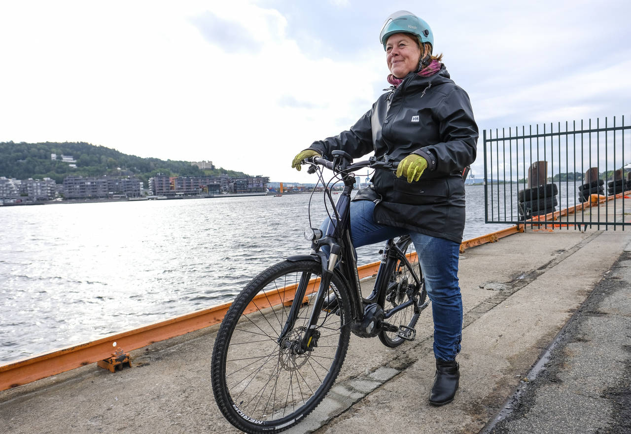 HELÅRSSYKLIST: Hulda Tronstad, seniorrådgiver for elektrisk mobilitet i Norsk elbilforening, er ikke overrasket over eksplosjonen av vintersyklister i Norge. - Det tror jeg vi i stor grad kan takke elsyklene for, sier hun. FOTO: Axel Munthe-Kaas Hærland / NTB Tema