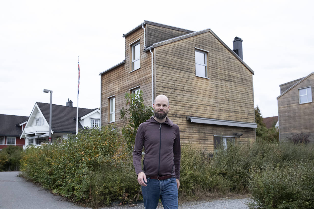 ØKONOMISK: Eivind Berg og kona kjøpte hus for drøyt 3,5 år siden. Siden da har de betalt ned godt over en million på lånet – langt mer enn det banken krever. Foto: Terje Bendiksby / NTB scanpix