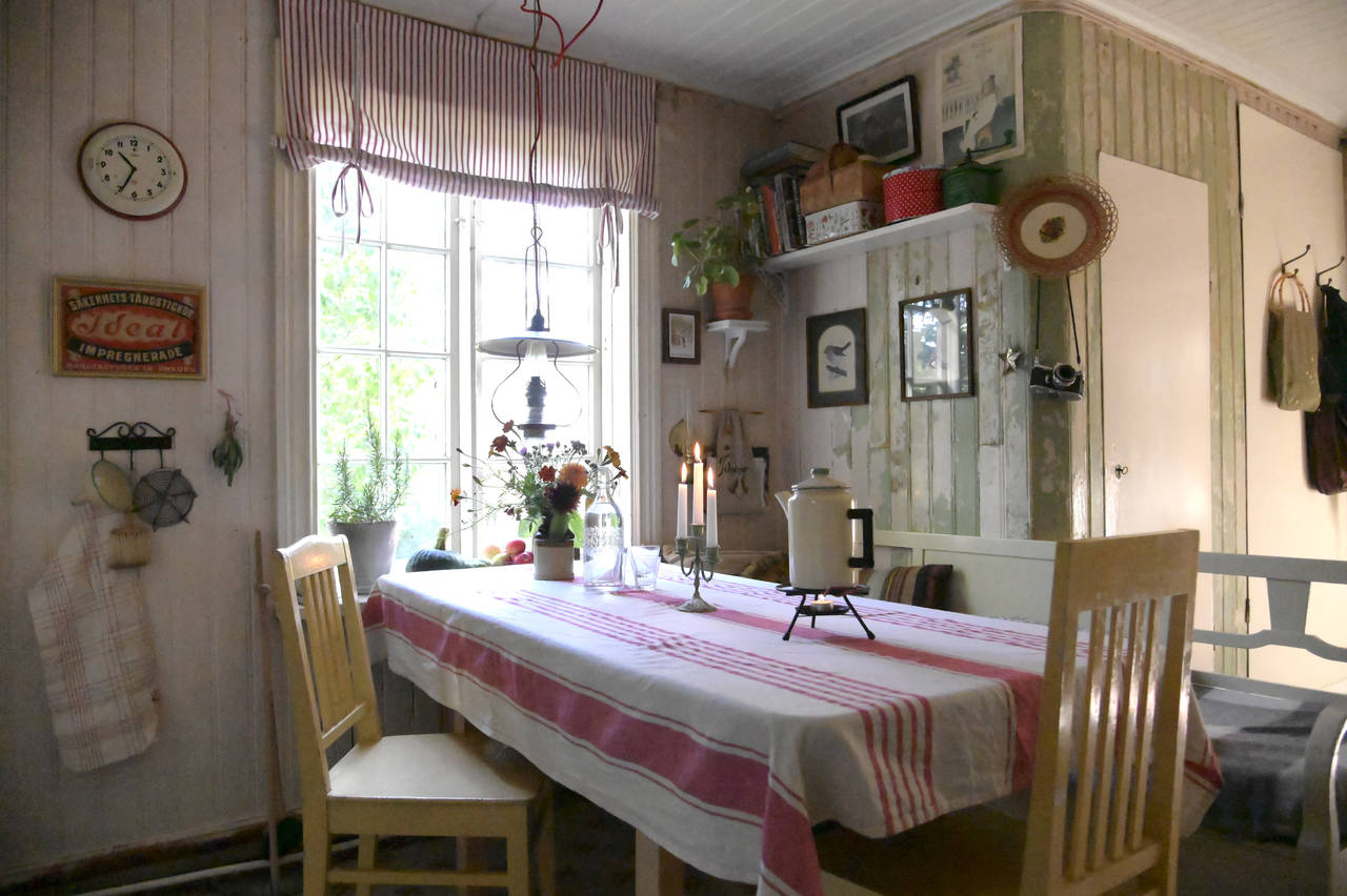 VARIASJONER: Om høsten får røde og brune farge mer spillerom i kjøkkenet. På bordet står en av årets siste blomsterbuketter fra hagen. FOTO: Anders Wiklund/TT / TT NYHETSBYRÅN FOTO: Anders Wiklund/TT / TT NYHETSBYRÅN