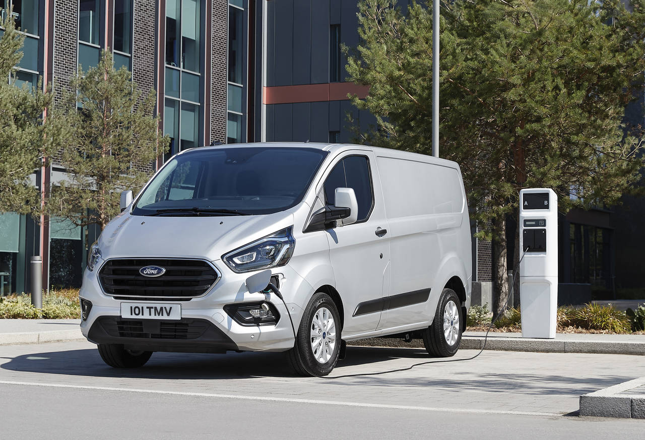 VAREHYBRID: Ford Transit Custom kommer som ladeybrid. FOTO: Produsenten