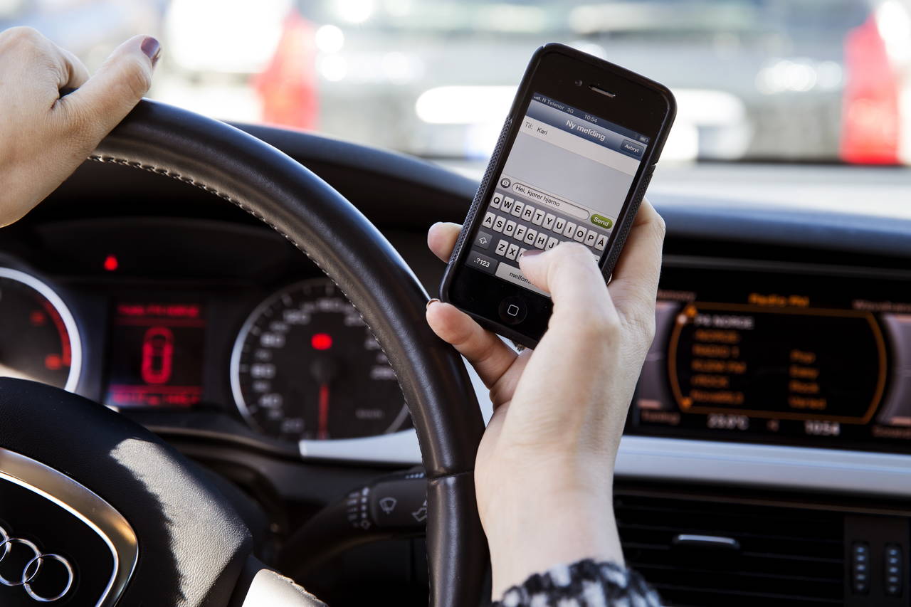 Forskning fra USA viser at det å bruke mobil i bil er det samme som å kjøre med 0,8 i promille. Illustrasjonsfoto: Erlend Aas / NTB scanpix