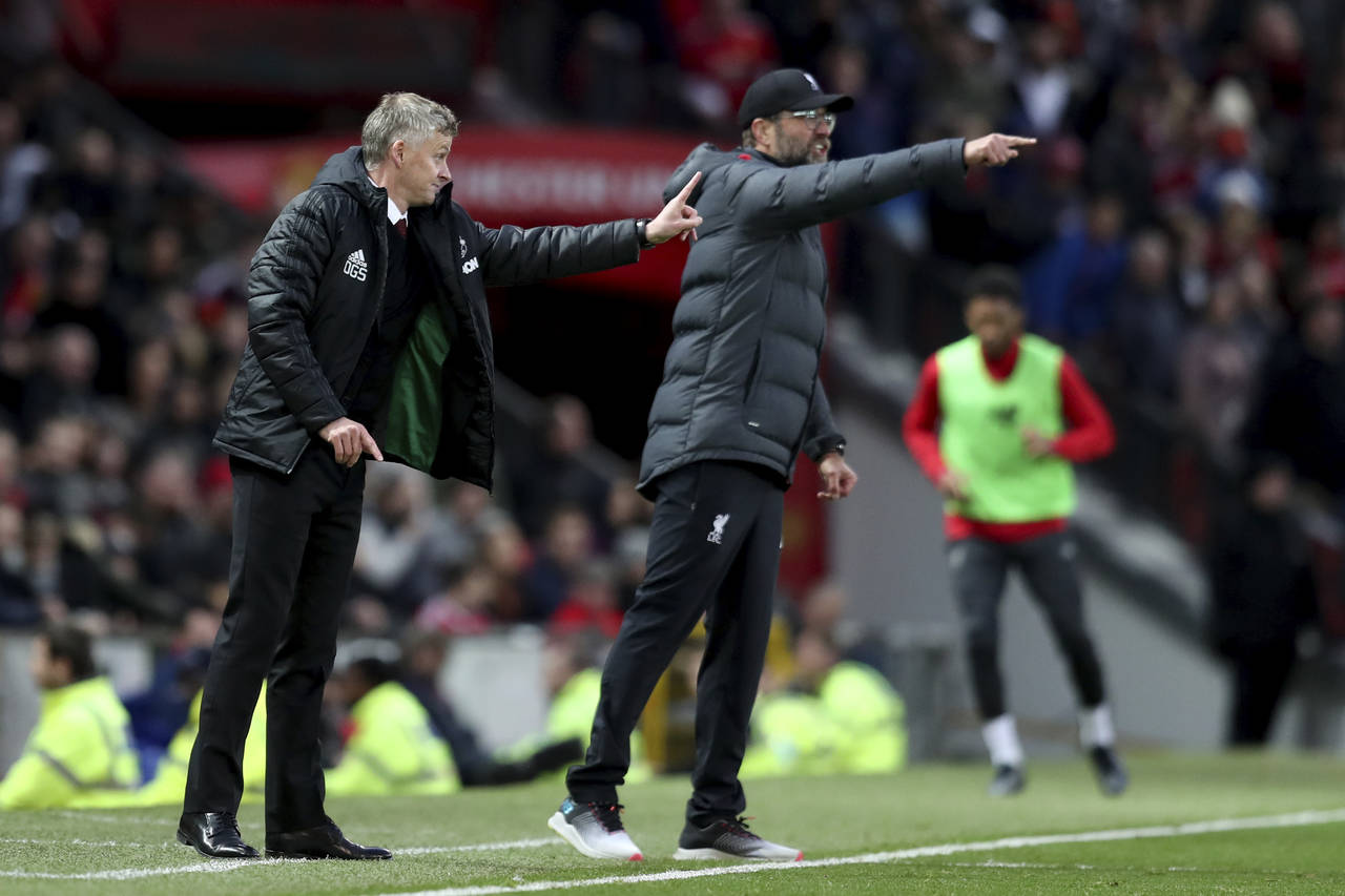 Manchester United-manager Ole Gunnar Solskjær og Liverpool-manager Jürgen Klopp under søndagens 1–1-kamp på Old Trafford. Foto: Jon Super / AP / NTB scanpix