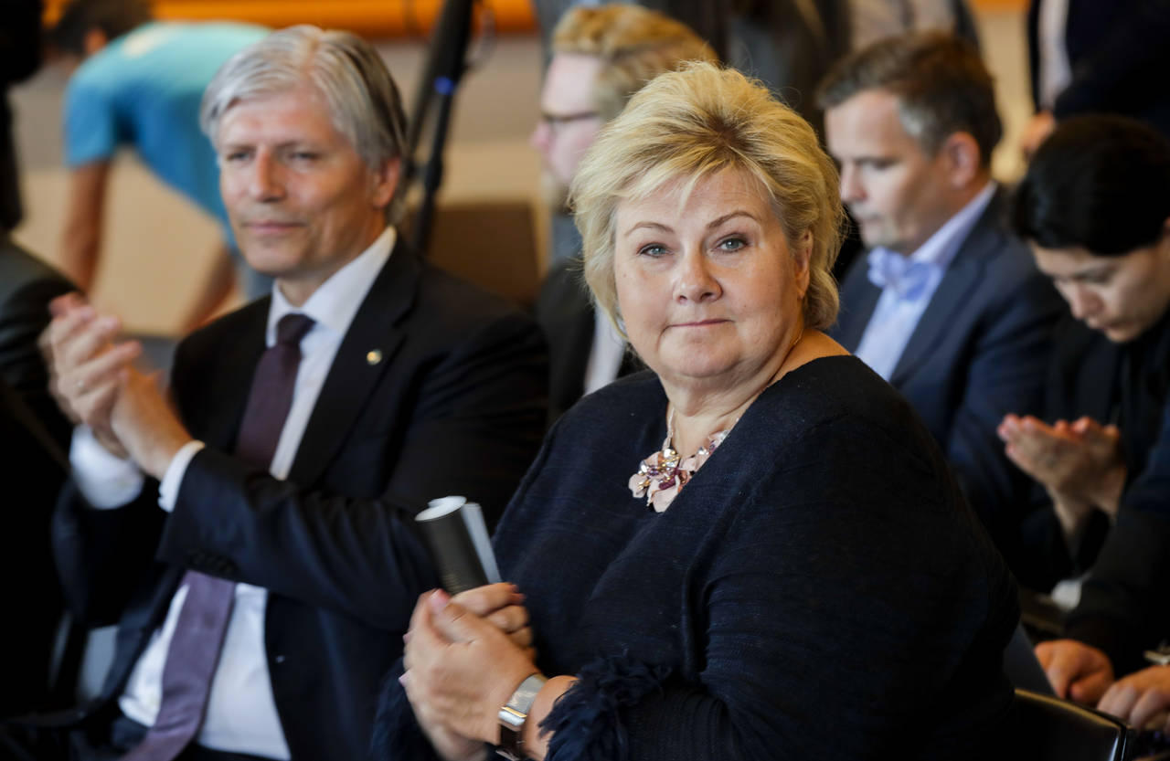 Statsminister Erna Solberg (H) og klima- og miljøminister Ola Elvestuen (V) da det i august ble kjent at regjeringen gir støtte til Equinors Hywind Tampen-prosjekt. Foto: Vidar Ruud / NTB scanpix