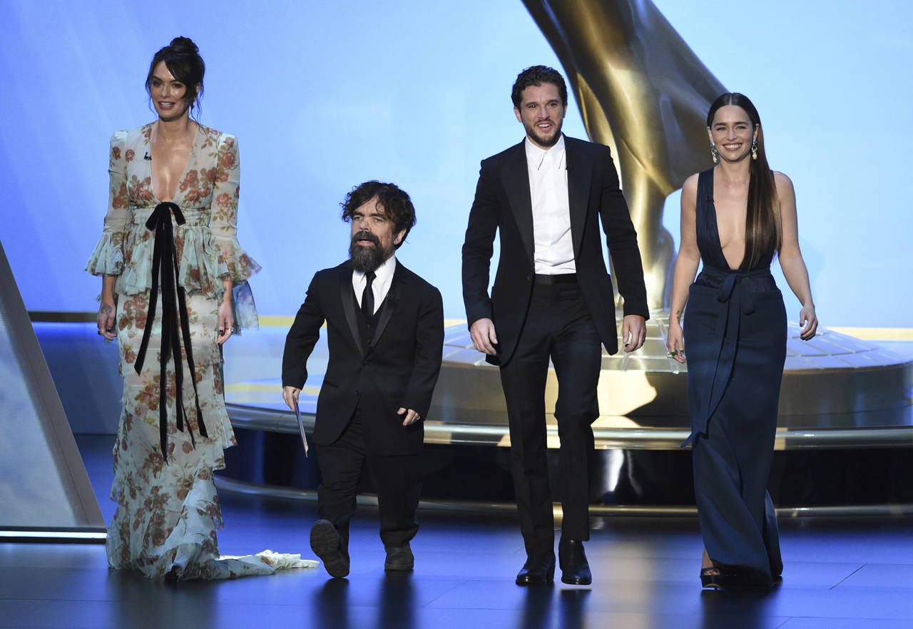 Lena Headey, Peter Dinklage, Kit Harington og Emilia Clarke, alle fra «Game of Thrones» på scenen under den 71. utgaven av Emmy Awards i Los Angeles natt til mandag. Foto: AP / NTB scanpix