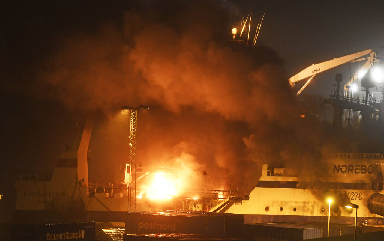 Politiet har natt til torsdag evakuert 92 beboere i en omkrets på 300 meter rundt den russiske tråleren som brenner i havna i Tromsø.Foto: Rune Stoltz Bertinussen / NTB scanpix