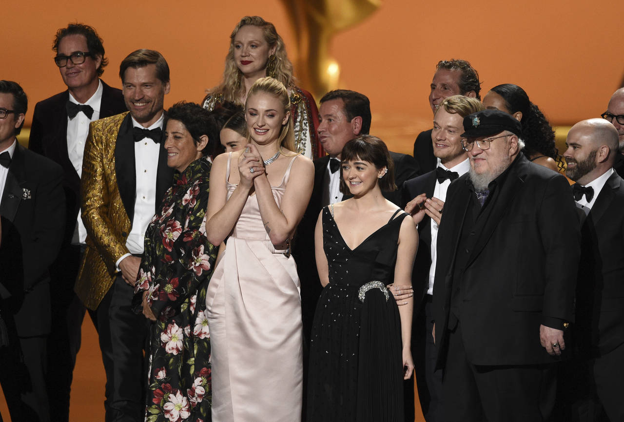 Skuespillere og andre medvirkende i serien «Game of Thrones» når de tar imot prisen for beste dramaserie under den 71. utgaven av Emmy i Los Angeles natt til mandag norsk tid. Foto: AP / NTB scanpix