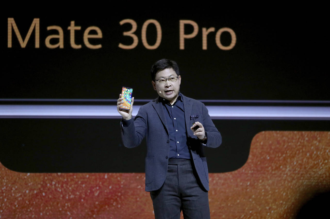 Richard Wu under lanseringen av det kinesiske selskapet Huaweis nye telefon i München torsdag. Foto: Matthias Schrader / AP / NTB scanpix