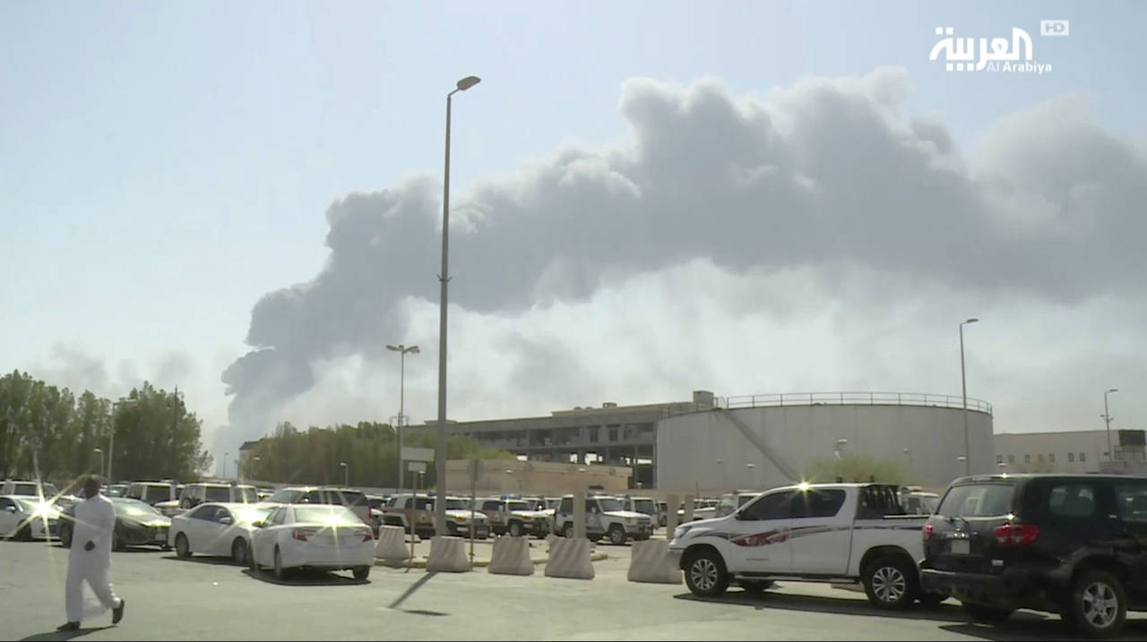 Røyk steg lørdag opp fra verdens største oljeprosesseringsanlegg i Buqyaq i Saudi-Arabia. Foto: Al Arabiya / AP / NTB scanpix