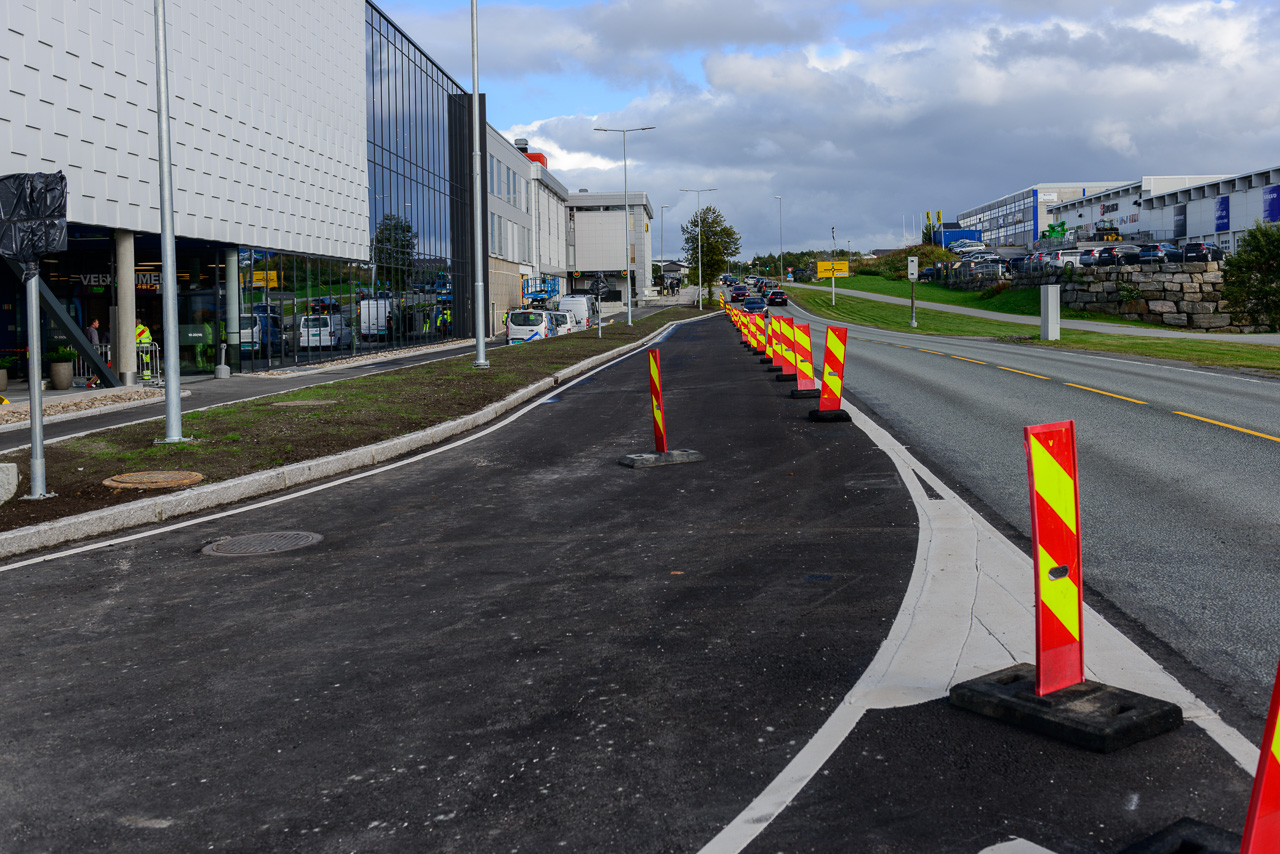 Den nye innkjøringen til Alti Futura to dager før senteret åpnet 5. september. Det er her mange tar snarveien over hvit sperrelinje og sperreområde. Foto: Kurt Helge Røsand / KSU.NO