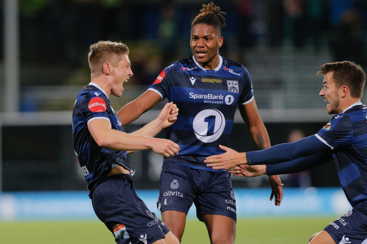 Torgil Gjertsen (t.v.) jubler etter å ha satt 2–2-målet mot Haugesund på Kristiansund stadion. Foto: Svein Ove Ekornesvåg / NTB scanpix