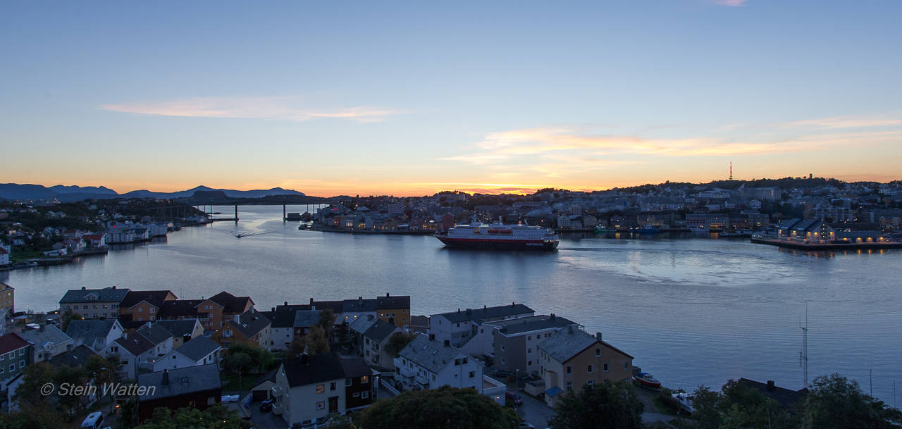 Kristiansund i solnedgang. Foto: Stein Watten