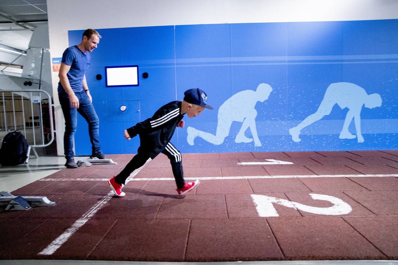 FART: Bjarne Sandøy og sønnen Jonas Thu Sandøy lærer om begrepet km/t ved å teste sin egen løpsfart på Oslo Vitensenter. Foto: Stian Lysberg Solum / NTB scanpix