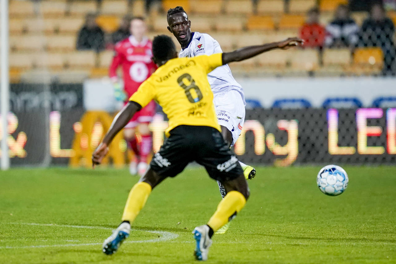 Kristiansunds Amidou Diop var god, men laget klarte bare å få med seg ett poeng etter 1–1 mot Lillestrøm og Ifeanyi Mathew på Åråsen. Foto: Heiko Junge / NTB scanpix