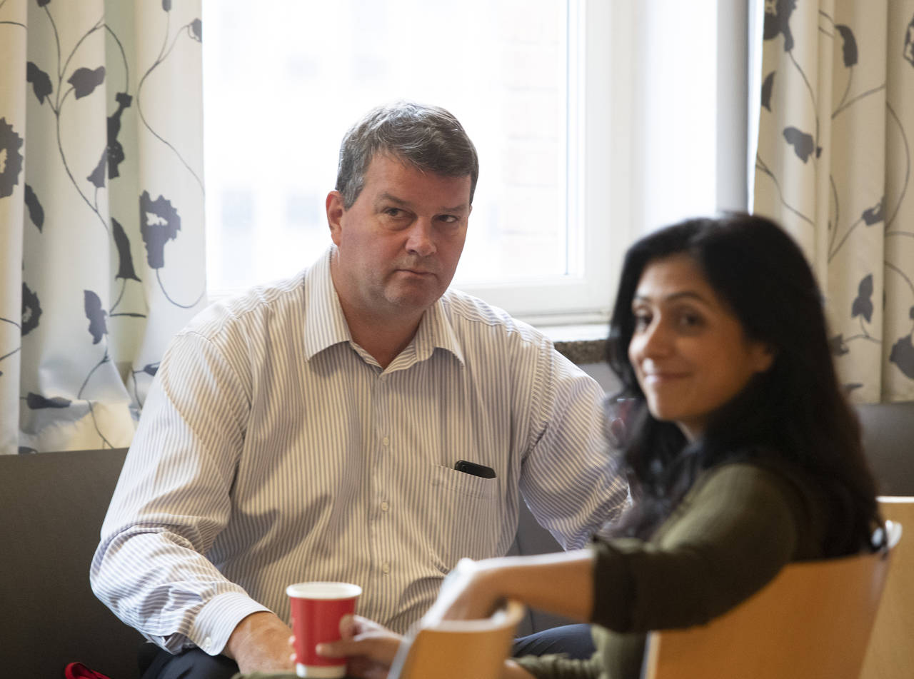 LO-leder Hans-Christian Gabrielsen og Arbeiderpartiets nestleder Hadia Tajik møttes på Aps sentralstyremøte dagen etter høstens lokalvalg. Foto: Terje Bendiksby / NTB scanpix