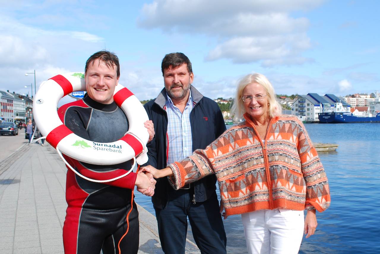 Arild Samuelsen Tømmervåg takker Gunnar Grimstad og Liv Dalsegg i Surnadal Sparebank for den livreddende gaven fra banken. Foto: Kristiansund og Nordmøre Havn