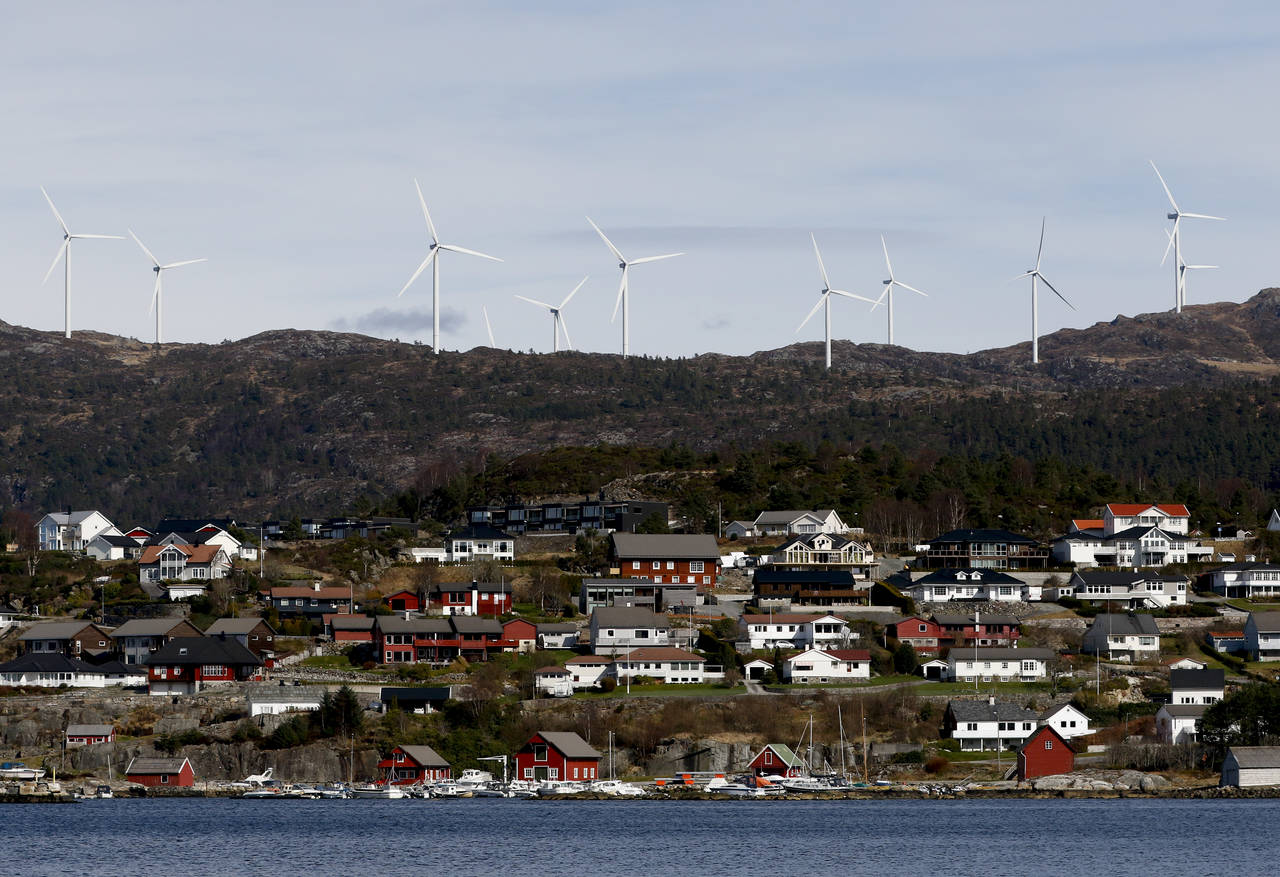 Illustrasjonsfoto. Noen av vindturbinene i Midtfjellet vindpark i Fitjar kommune. Deler av Fitjar sentrum i forgrunnen. Foto: Jan Kåre Ness / NTB scanpix