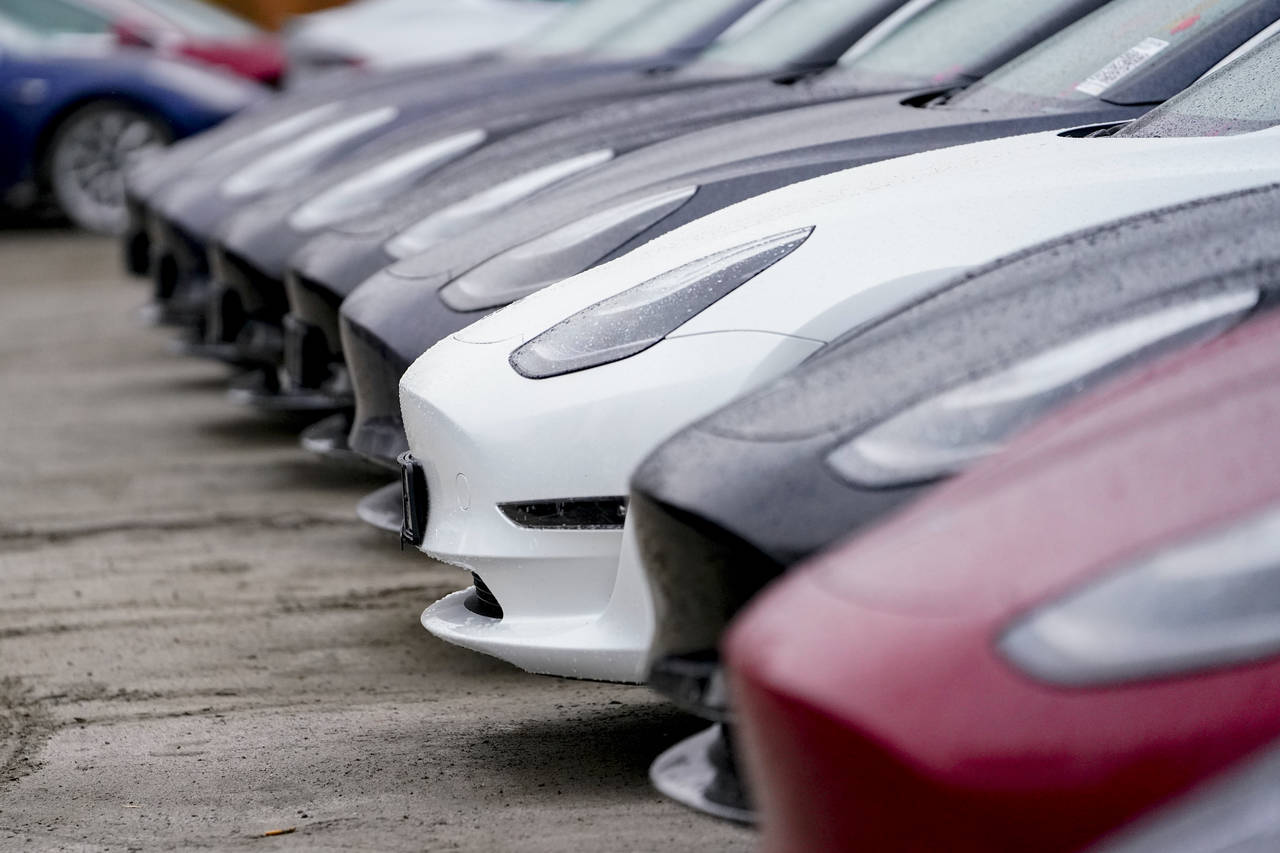 Diverse Tesla-biler ved utleveringssenteret på Lillestrøm. Foto: Fredrik Hagen / NTB scanpix