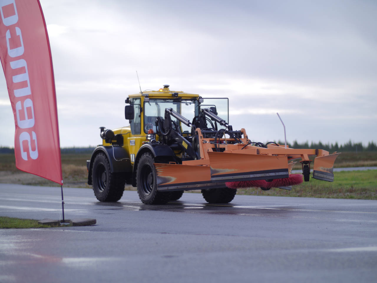 UTEN SJÅFØR: Et forskningsprosjekt skal se på mulighetene for å gjøre flyplassbrøyting førerløs. FOTO: Produsenten