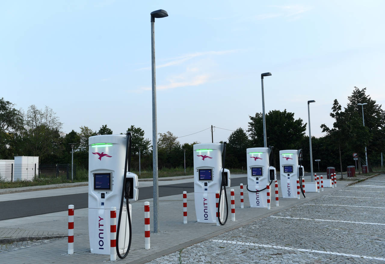 LADESAMARBEID: En rekke store europeiske bilprodusenter står bak Ionity, nå blir også Kia og Hyundai med på laget. FOTO: REUTERS/Annegret Hilse