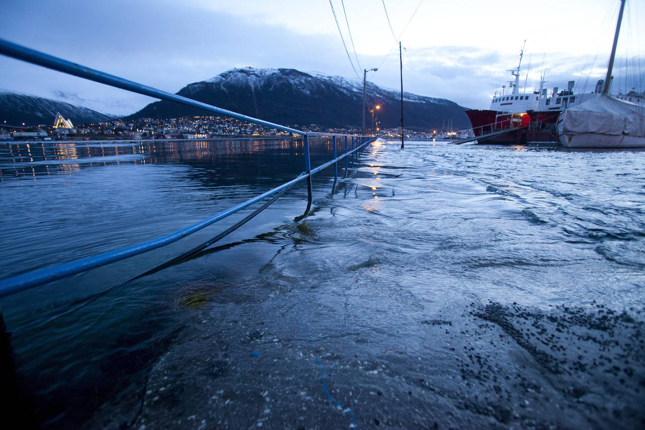 STORMFLO: Slik så det ut i Tromsø i 2011 da moloen ble oversvømt i forbindelse med stormen Berit. FOTO: Jan-Morten Bjørnbakk / NTB scanpix