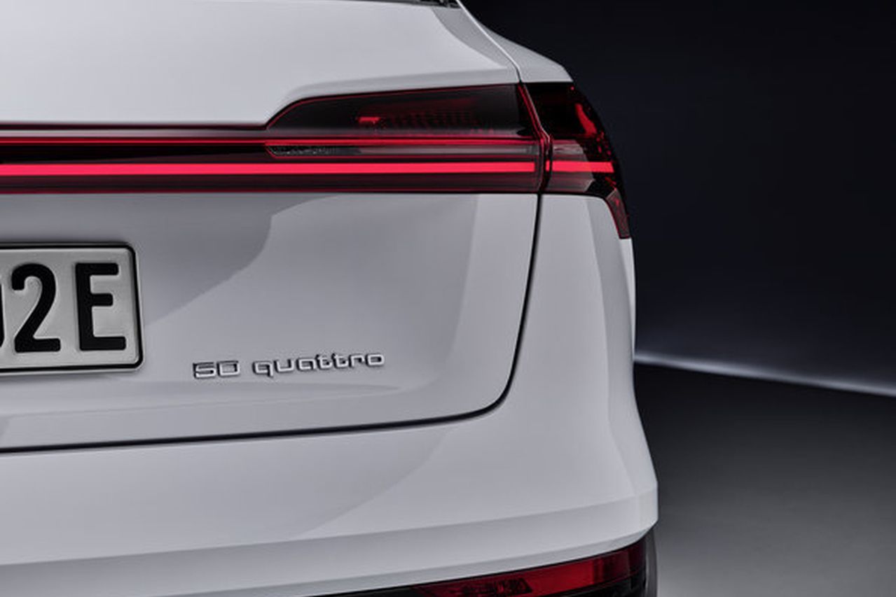 MINDRE BATTERIPAKKE: I løpet av året kommer Audi e-tron med et mindre batteri og en startpris på under en halv million. FOTO: Produsenten