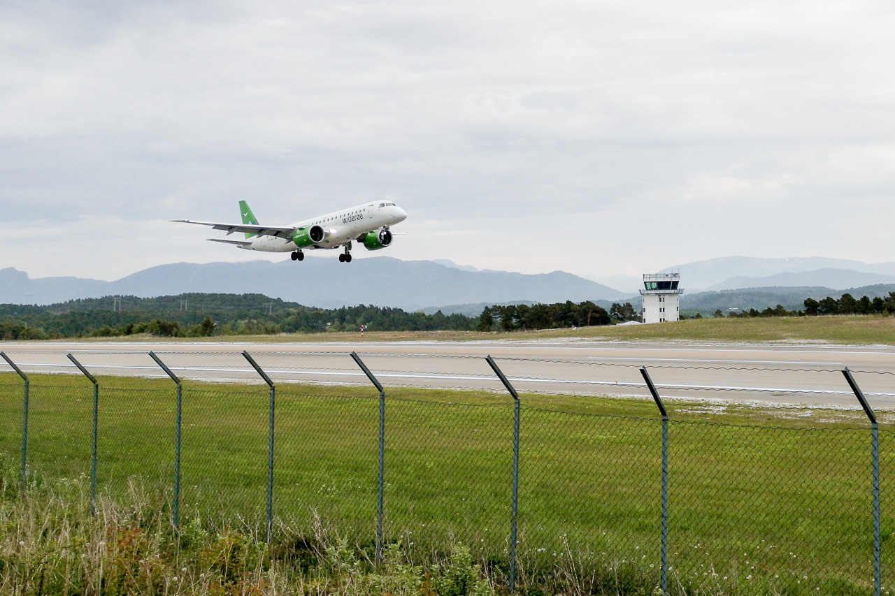 Widerøe frykter de kan bli nødt til å halvere driften om momsen økes fra 12 til 25 prosent. På bildet ser vi Widerøes nye jetfly Embraer 190 E-2 på Kvernberget. Foto: Kurt Helge Røsand / KSU.NO