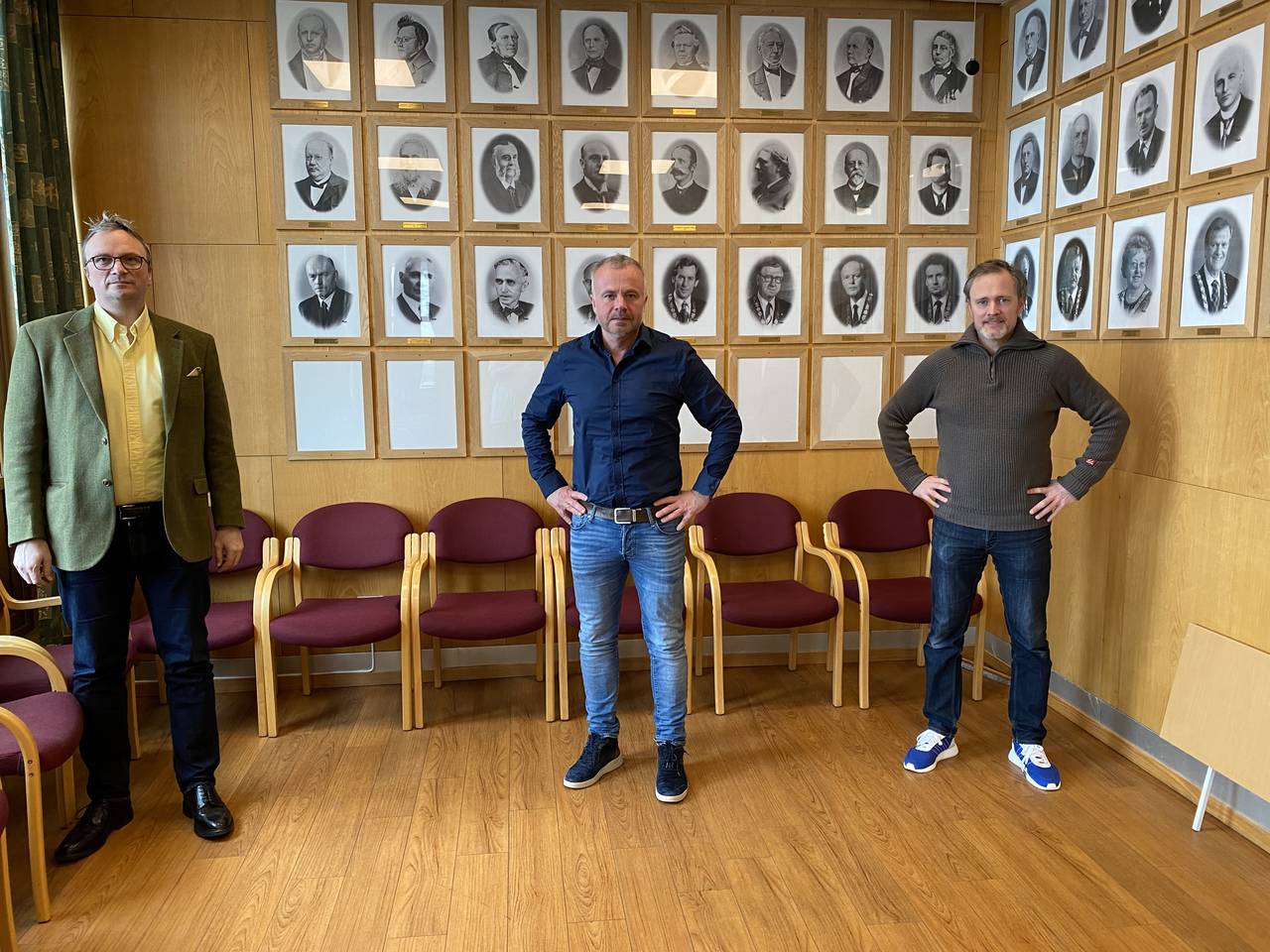 Kristiansund kommune har i dag valgt å ikke forlenge lokale karantenebestemmelser. Kommuneoverlege Askill Iversen Sandvik, ordfører Kjell Neergaard og rådmann Arne Ingebrigtsen. Foto: Tore Lyngvær / Kristiansund kommune