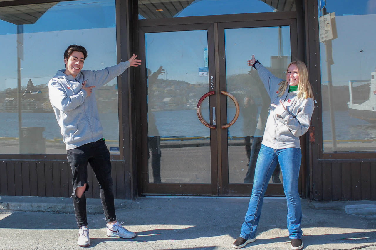 Studentene Hugo Mateo og Ingrid Johanne Riisnes foran det som skal bli studenthuset. Foto: Høgskolesenteret i Kristiansund (HiKSU)