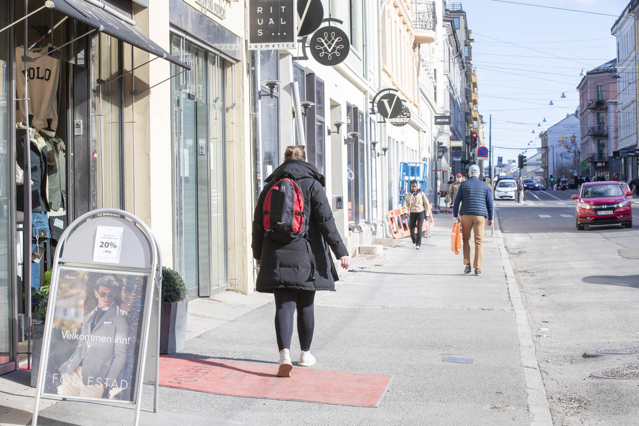 Nesten seks av ti i en ny undersøkelse sier de er bekymret eller svært bekymret for sin økonomiske fremtid. Vanligvis yrer det av liv i Bogstadveien i Oslo en lørdag ettermiddag, men denne lørdagen var det langt mellom de handlende. Foto: Terje Pedersen / NTB scanpix