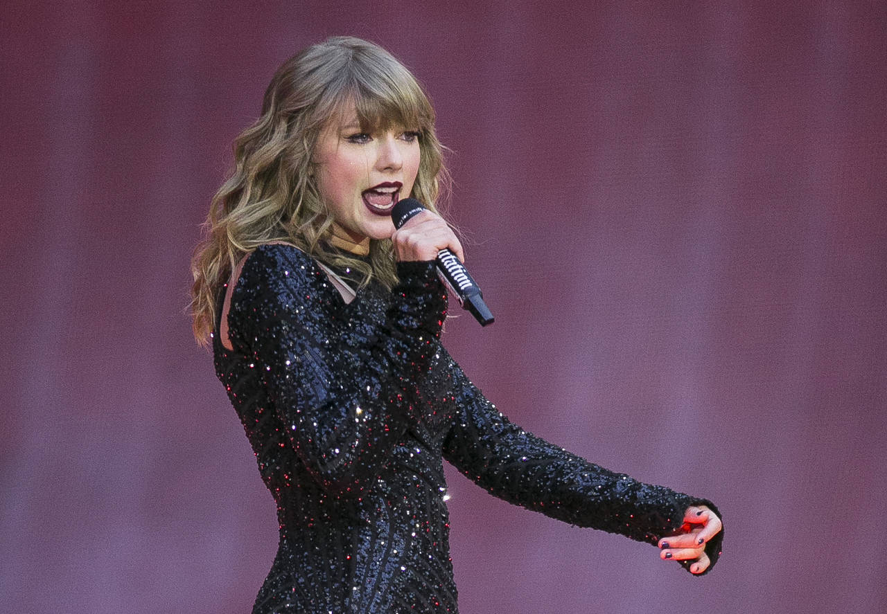 Verdensstjerner som Taylor Swift og The Rolling Stones venter i kulissene når det to timer lange hovedshowet av i alt åtte timer underholdning starter i natt. Arkivfoto: Joel C Ryan/Invision / AP / NTB scanpix