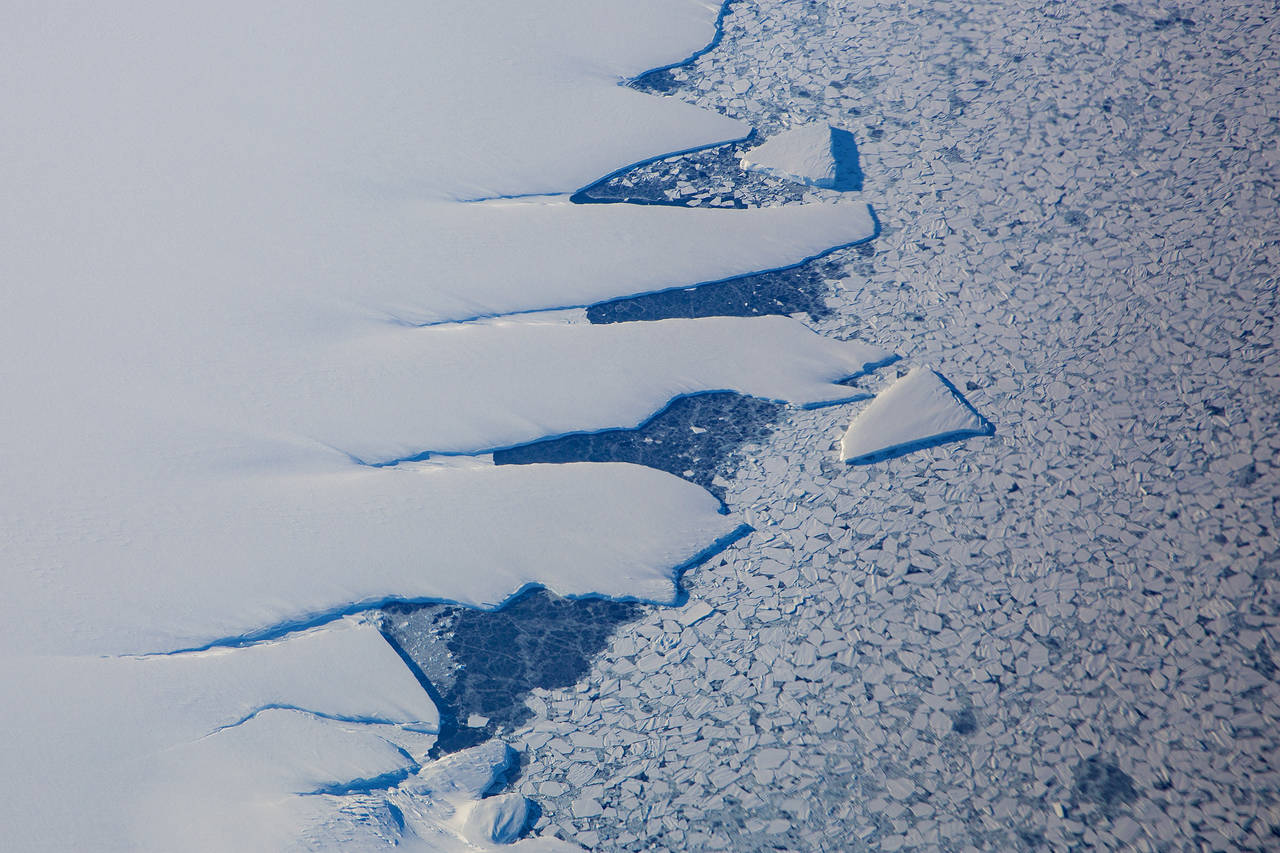 Iskanten markerer starten på det enorme området som er dekket av is i Arktis. På det tykkeste er isen over 2.000 meter. Foto: Tore Meek / NTB scanpix